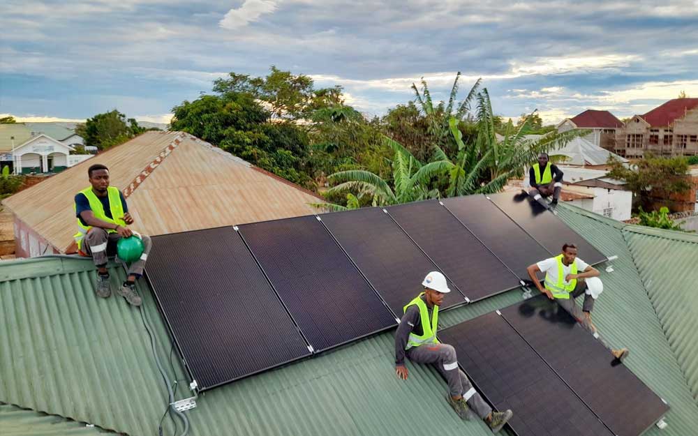 Sistema solar híbrido de 3.7KW con panel solar completamente negro
